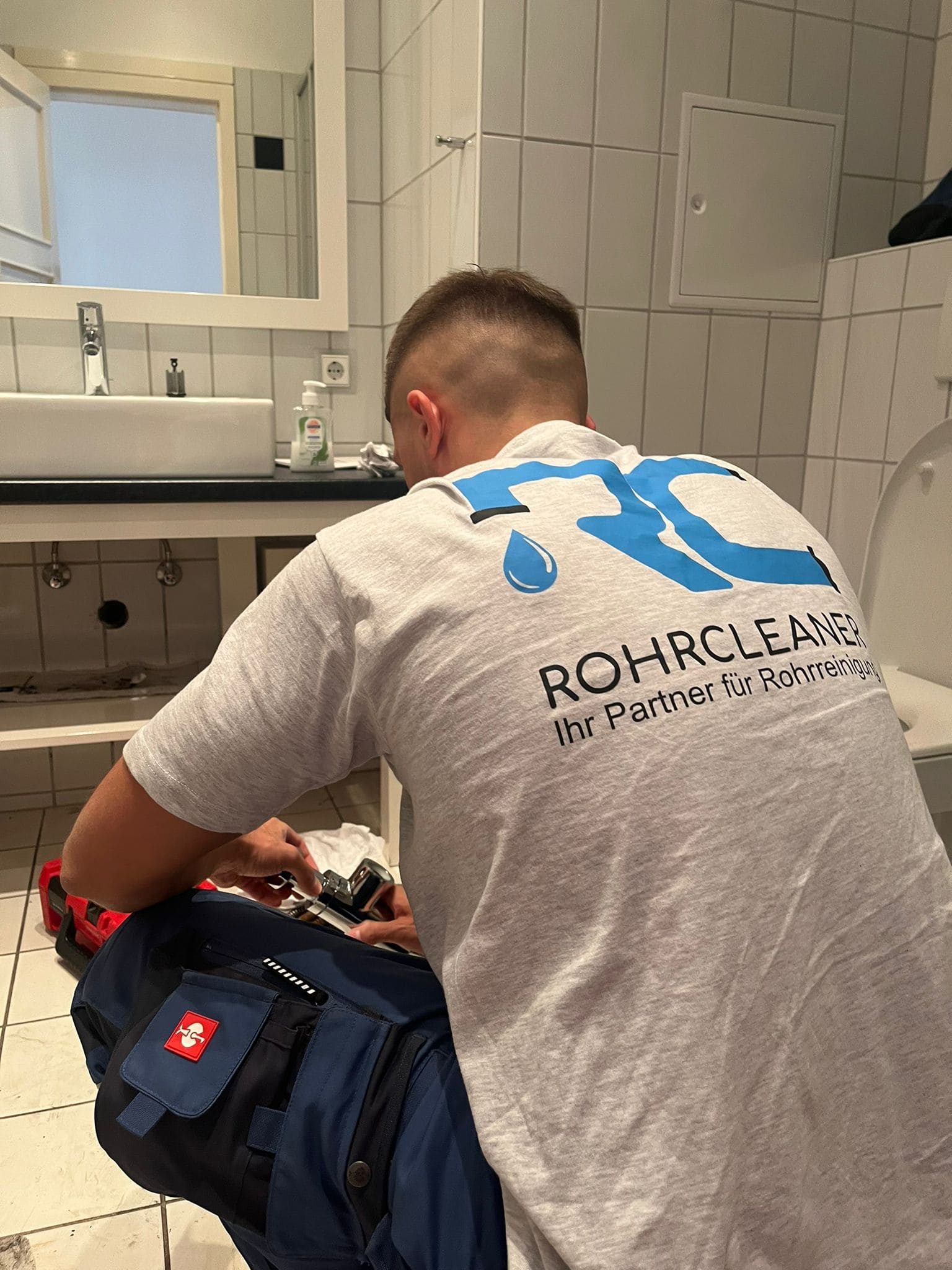 Mitarbeiter bei Rohrreinigung in Düsseldorf