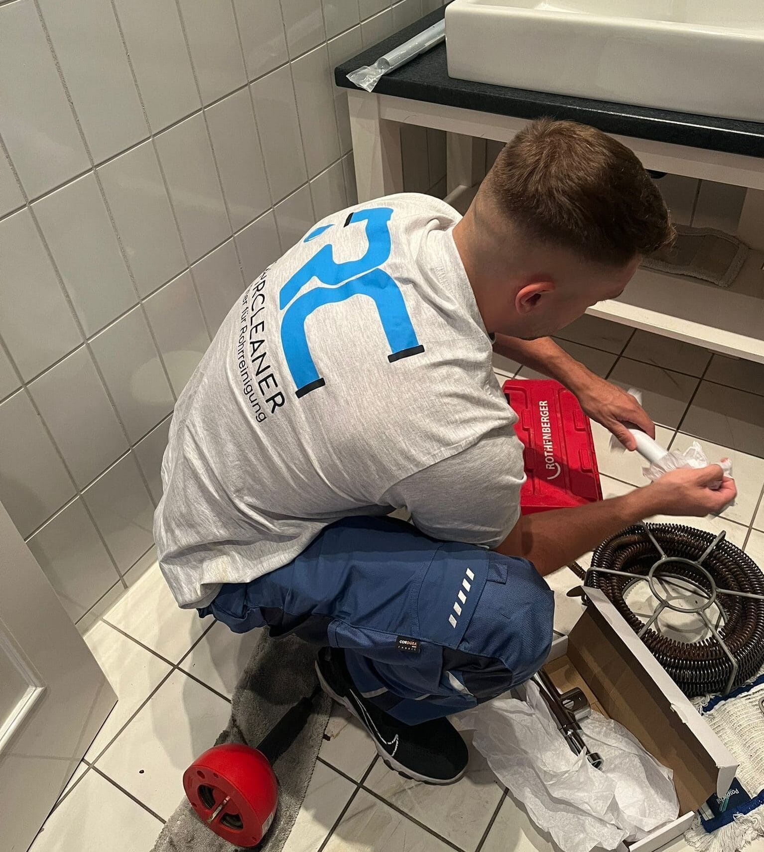 Mitarbeiter bei Rohrreinigung einer Toilette in Düsseldorf