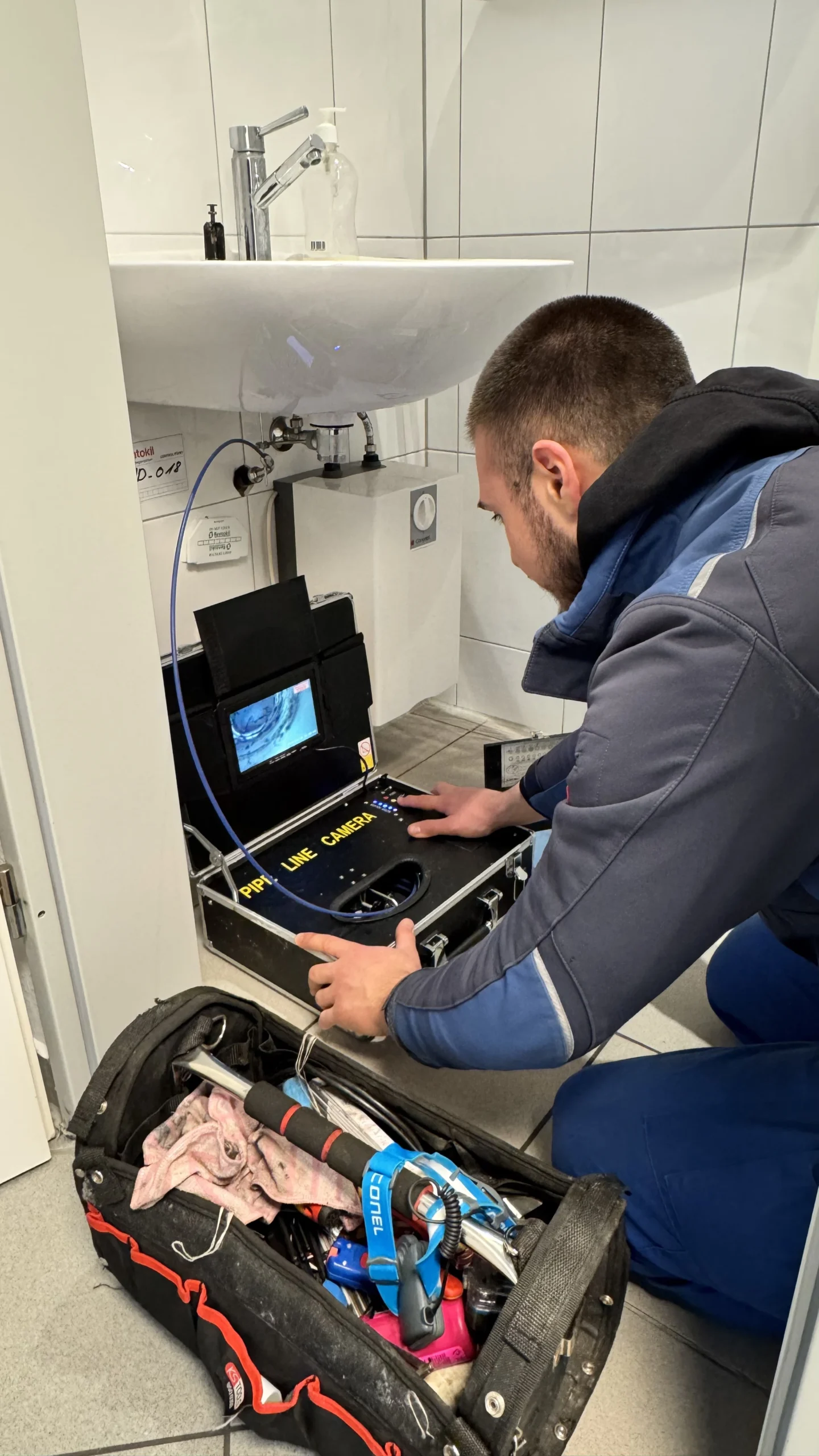 Rohr Cleaner bei der Kamerabefahrung in Düsseldorf